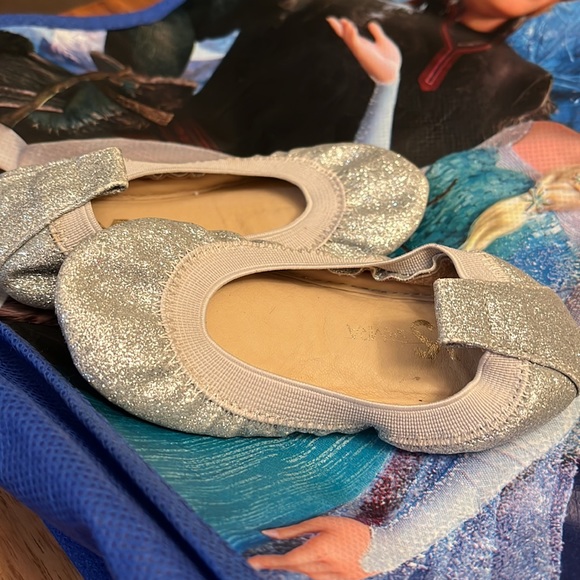 Baby New! Girls Yosi Samra Silver Ballet Flat 
6C comes with Frozen tote New. - Picture 9 of 10